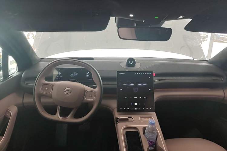 Used Nio EC6 2023 75 kWh Center Console