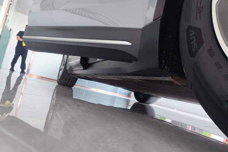 Used Nio EC6 2023 75 kWh Right Side Sill