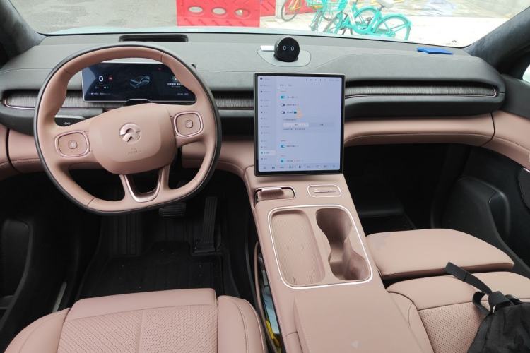 Used Nio EC6 2023 75 kWh Center Console