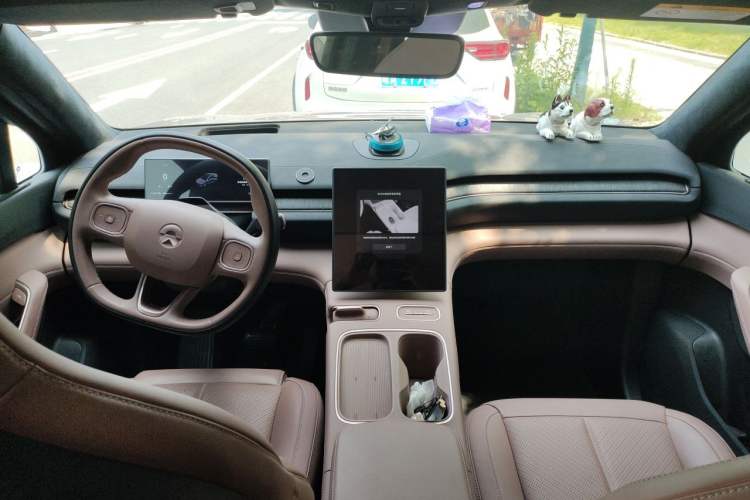 Used Nio EC6 2023 75 kWh Center Console
