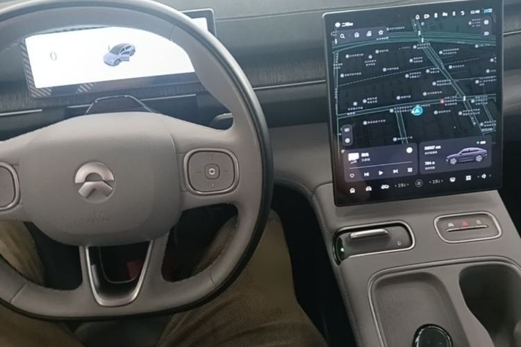 Used Nio EC6 2023 75 kWh Center Console