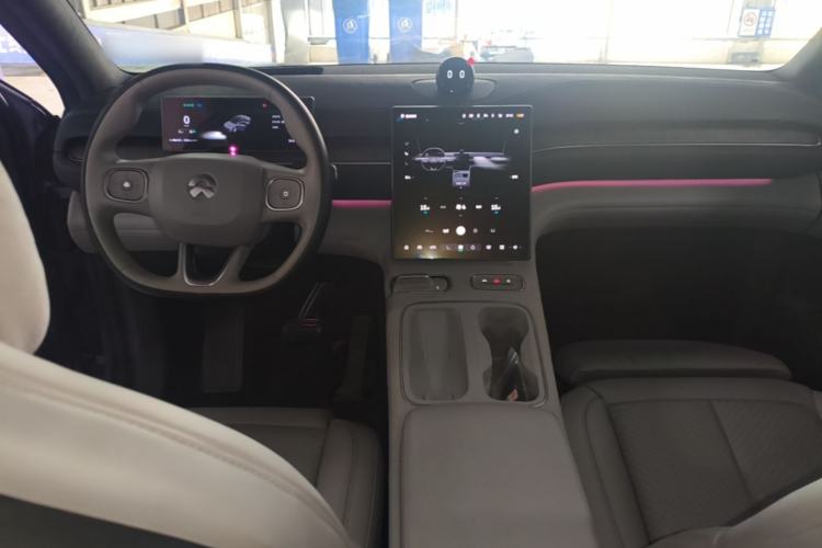 Used Nio EC6 2023 75 kWh Center Console