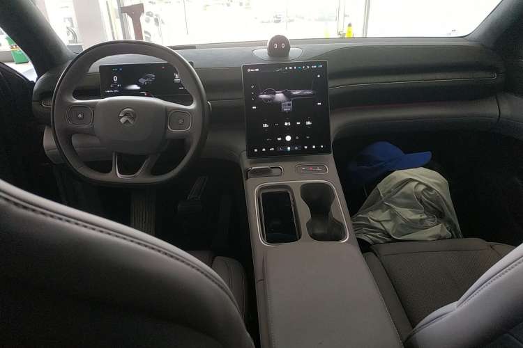Used Nio EC6 2023 75 kWh Center Console