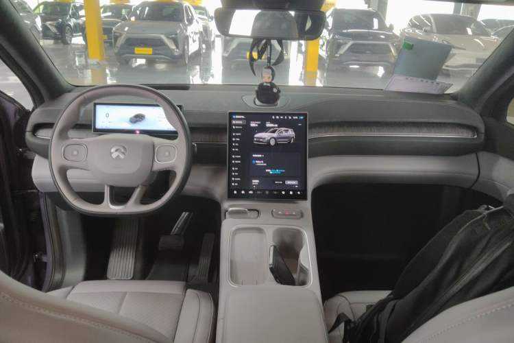 Used Nio EC6 2023 75 kWh Center Console