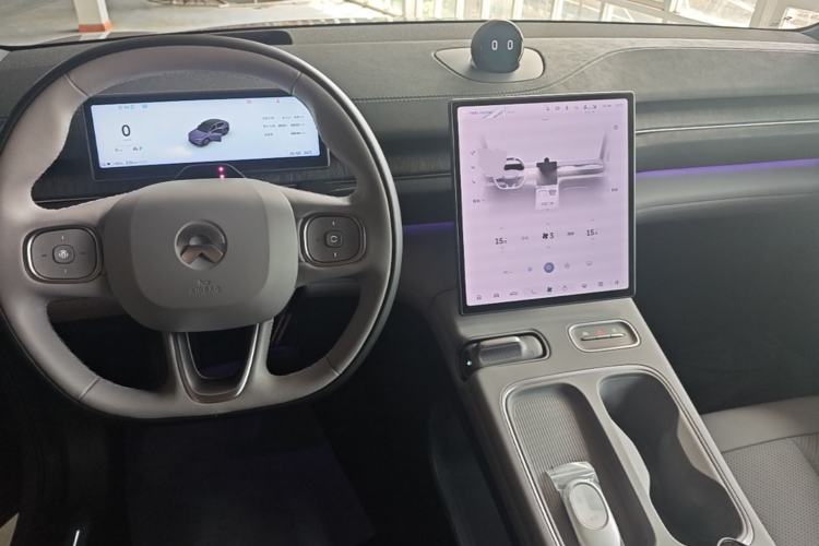 Used Nio EC6 2023 75 kWh Center Console