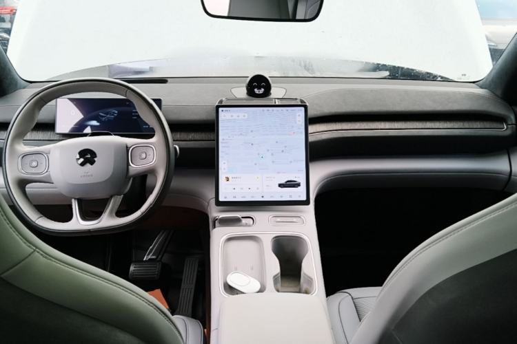 Used Nio EC6 2023 75 kWh Center Console