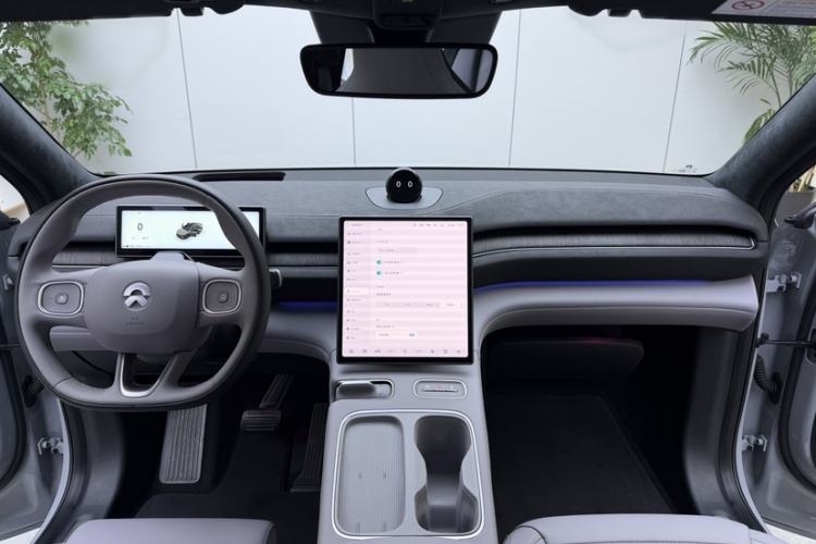 Used Nio EC6 2023 75 kWh Interior 4
