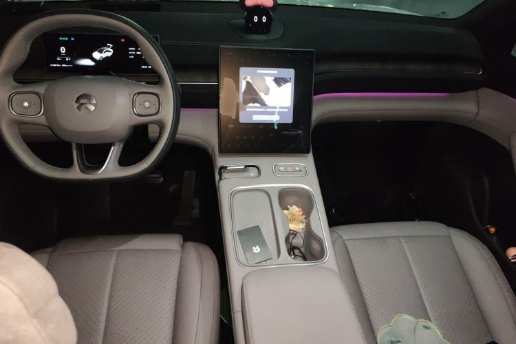 Used Nio EC6 2023 75 kWh Center Console