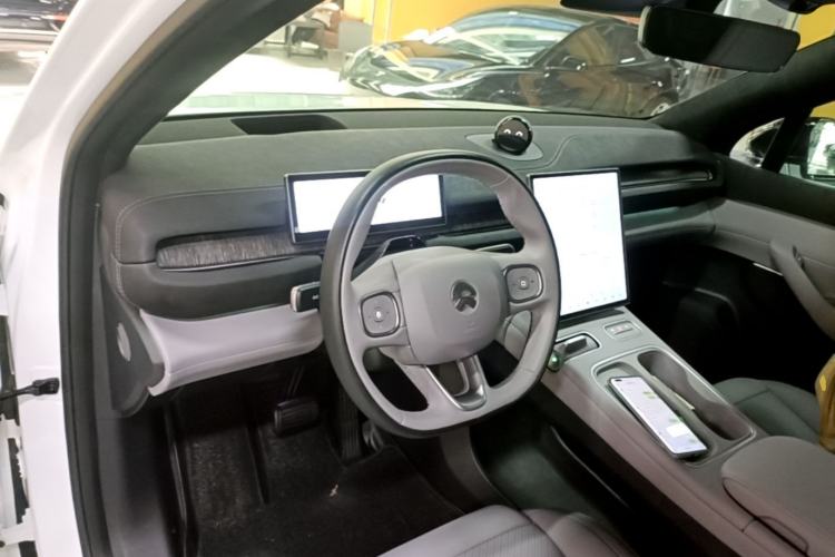 Used Nio EC6 2023 75 kWh Center Console