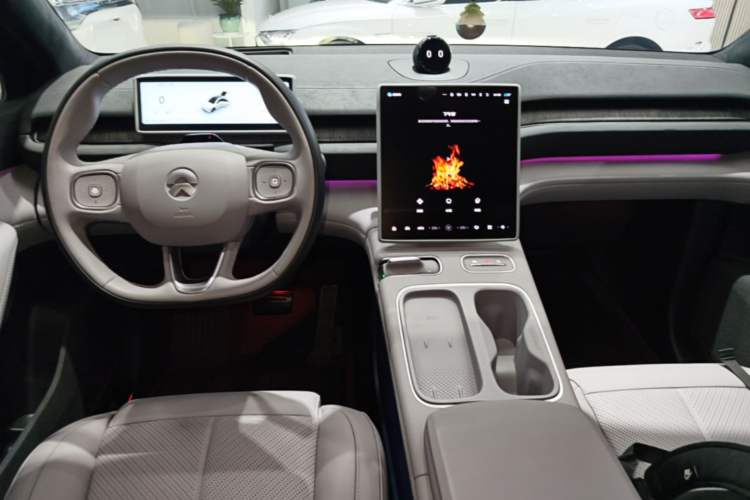 Used Nio EC6 2023 75 kWh Center Console