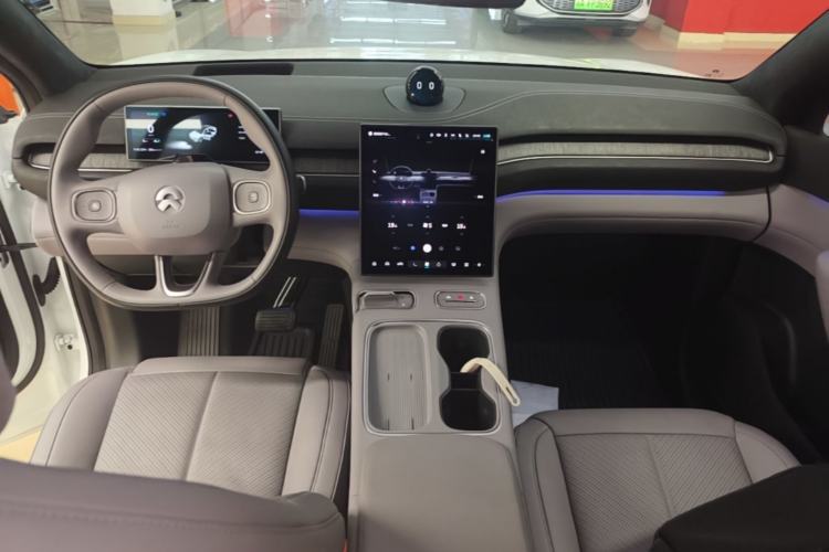 Used Nio EC6 2023 75 kWh Center Console