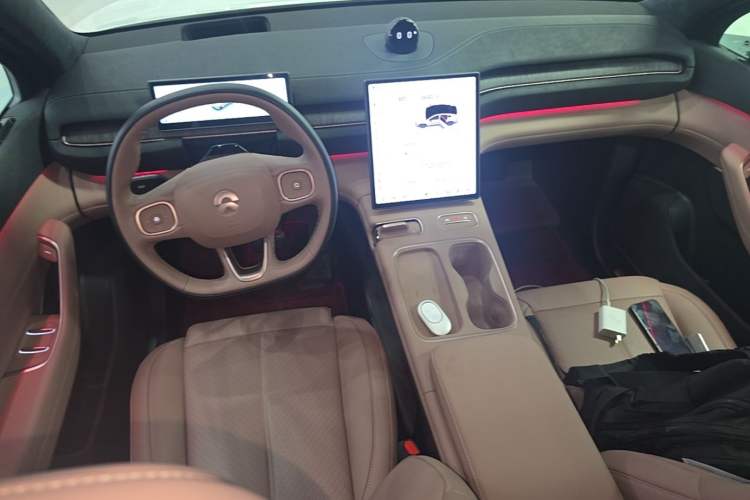 Used Nio EC6 2023 75 kWh Center Console