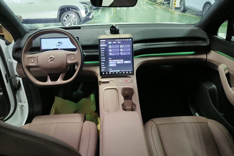 Used Nio EC6 2023 75 kWh Center Console