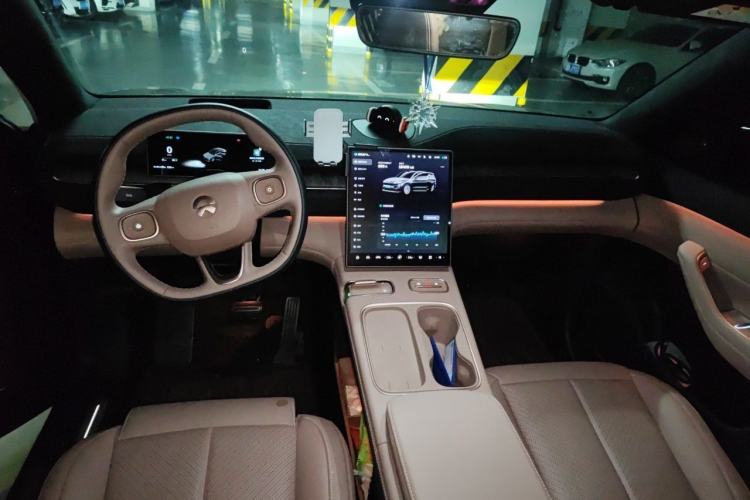 Used Nio EC6 2024 75 kWh Center Console