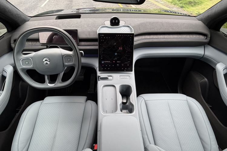 Used Nio EC6 2024 75 kWh Center Console