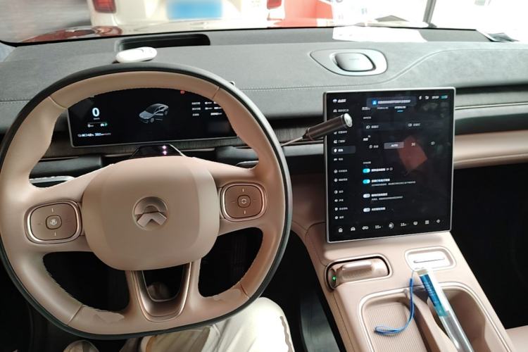Used Nio EC6 2024 75 kWh Center Console