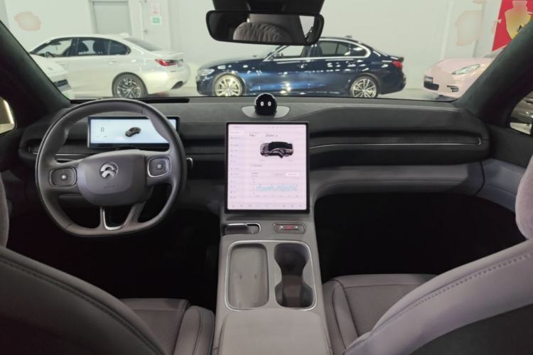 Used Nio EC6 2024 75 kWh Center Console