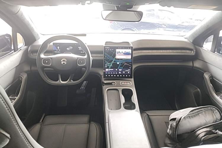 Used Nio EC6 2024 75 kWh Center Console