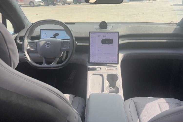 Used Nio EC6 2024 75 kWh Center Console