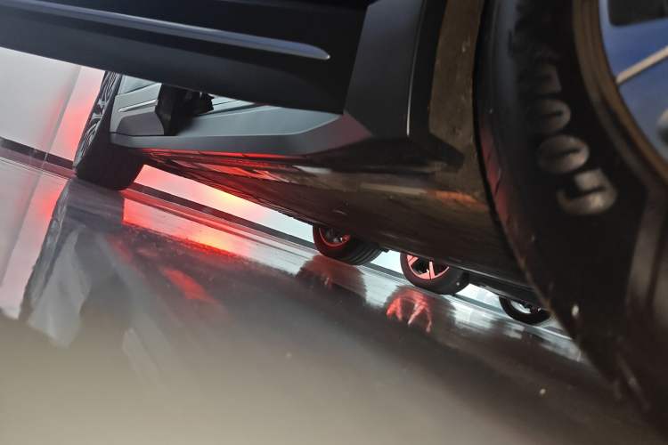 Used Nio EC6 2024 75 kWh Right Side Sill