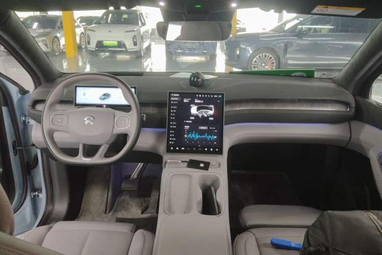 Used Nio EC6 2024 75 kWh Center Console