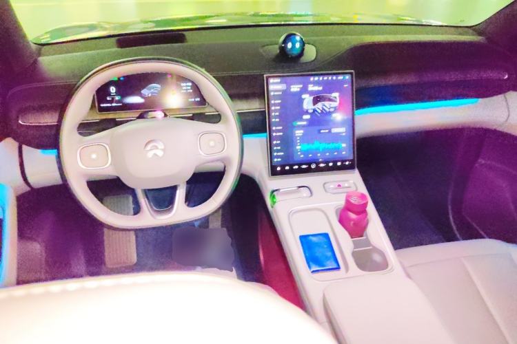 Used Nio EC6 2024 75 kWh Center Console