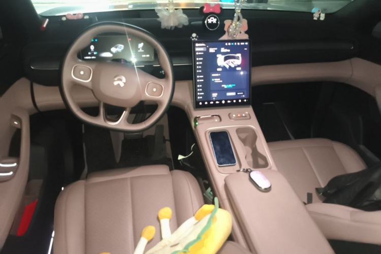Used Nio EC6 2024 75 kWh Center Console