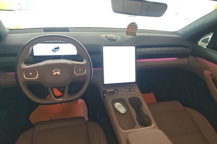Used Nio EC6 2024 75 kWh Center Console