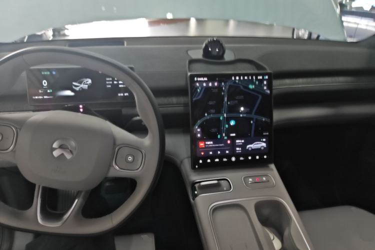 Used Nio EC6 2024 75 kWh Center Console