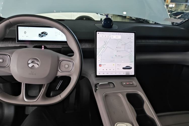 Used Nio EC6 2024 75 kWh Center Console