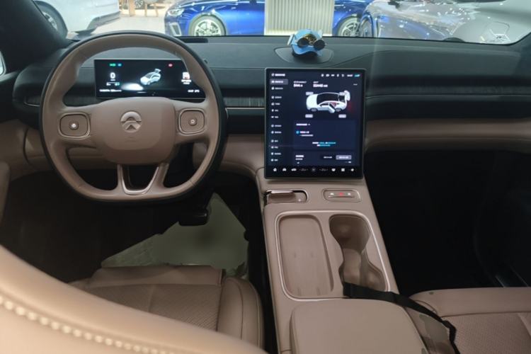 Used Nio EC6 2024 75 kWh Center Console