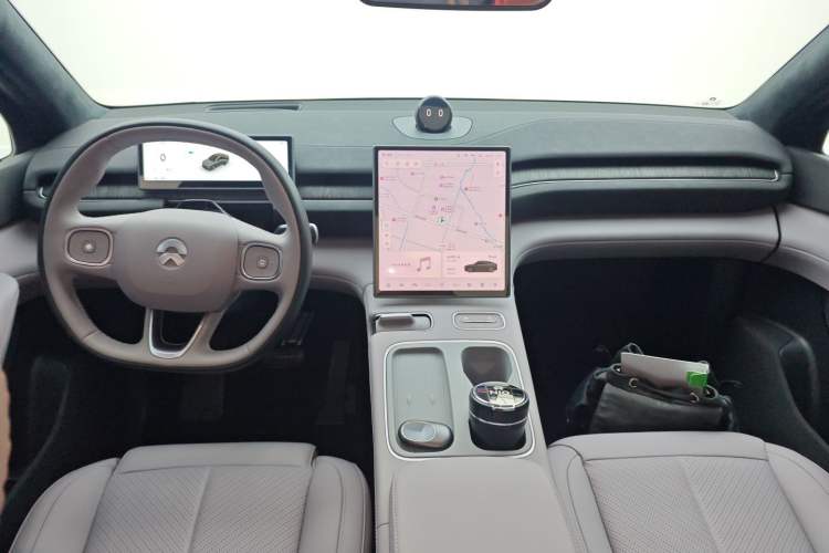 Used Nio EC6 2024 75 kWh Center Console