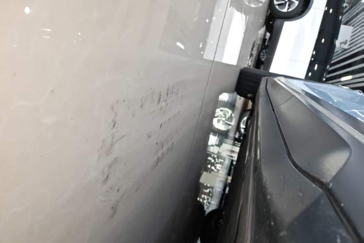 Used Nio EC6 2024 75 kWh Left Side Sill