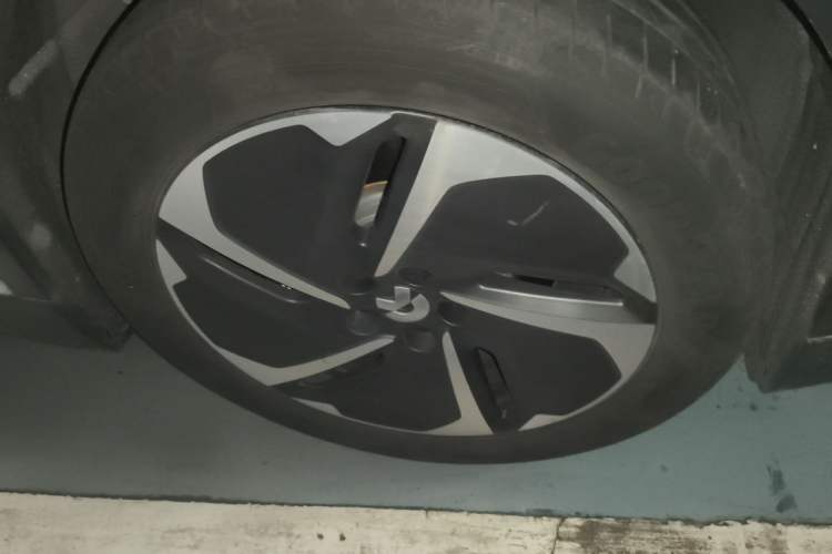 Used Nio EC6 2024 75 kWh Right Front Wheel Hub