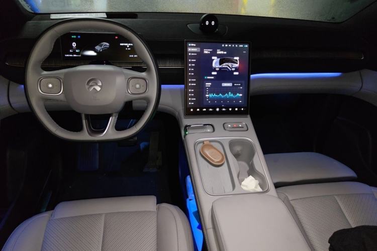 Used Nio EC6 2024 75 kWh Center Console