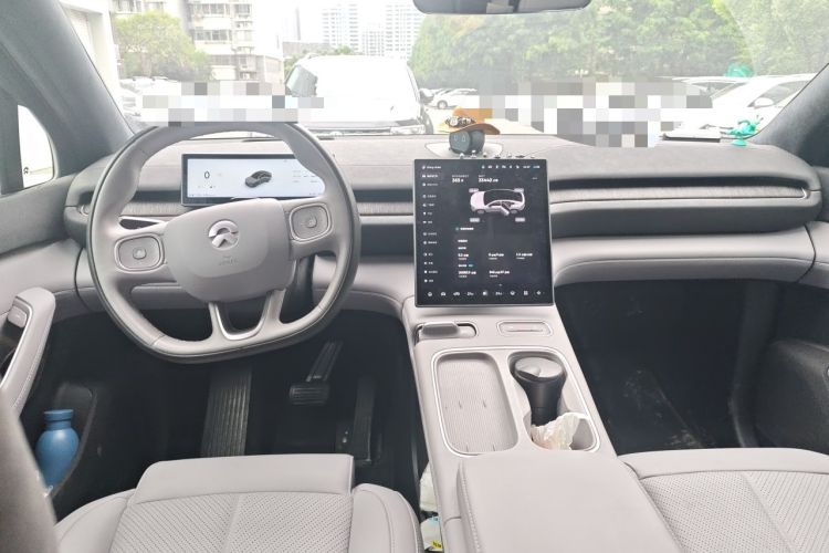 Used Nio EC6 2024 75 kWh Center Console