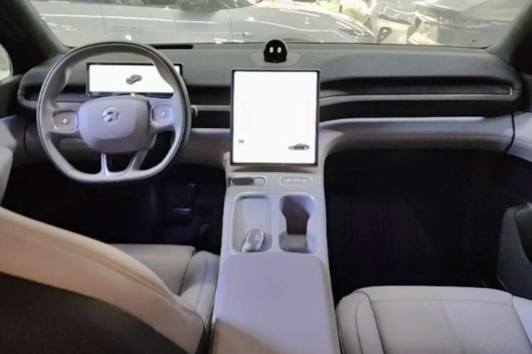 Used Nio EC6 2024 75 kWh Center Console