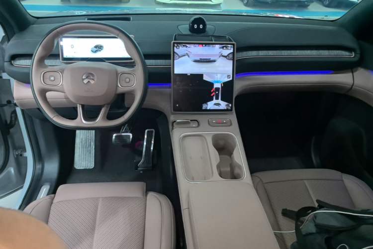 Used Nio EC6 2024 75 kWh Center Console