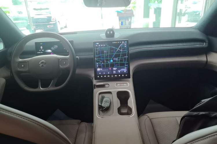 Used Nio EC6 2024 75 kWh Center Console