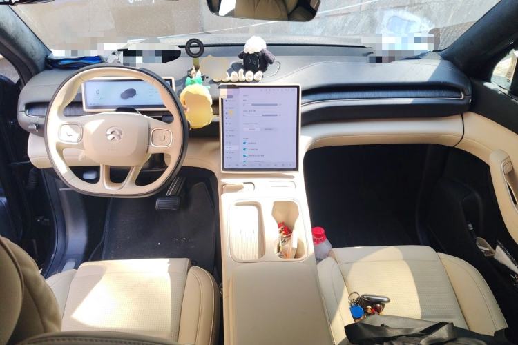 Used Nio EC6 2024 75 kWh Center Console