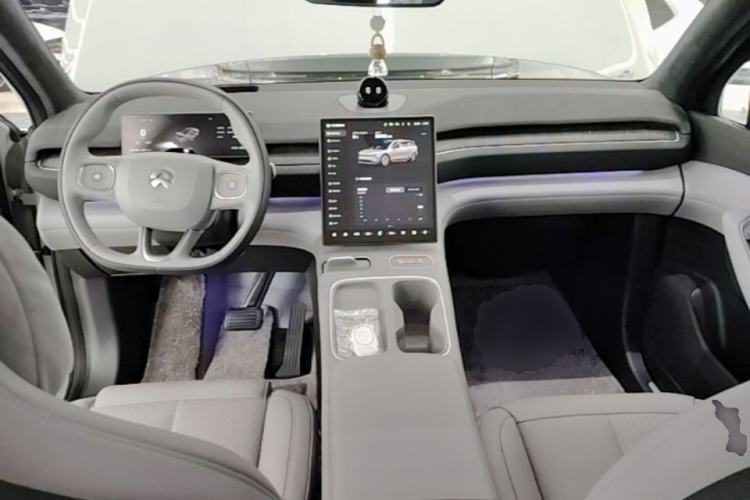 Used Nio EC6 2024 75 kWh Center Console