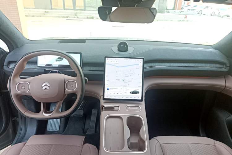 Used Nio EC6 2024 75 kWh Center Console