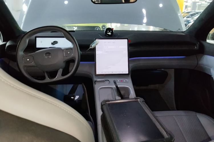 Used Nio EC6 2024 75 kWh Center Console