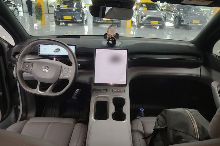 Used Nio EC6 2024 75 kWh Center Console