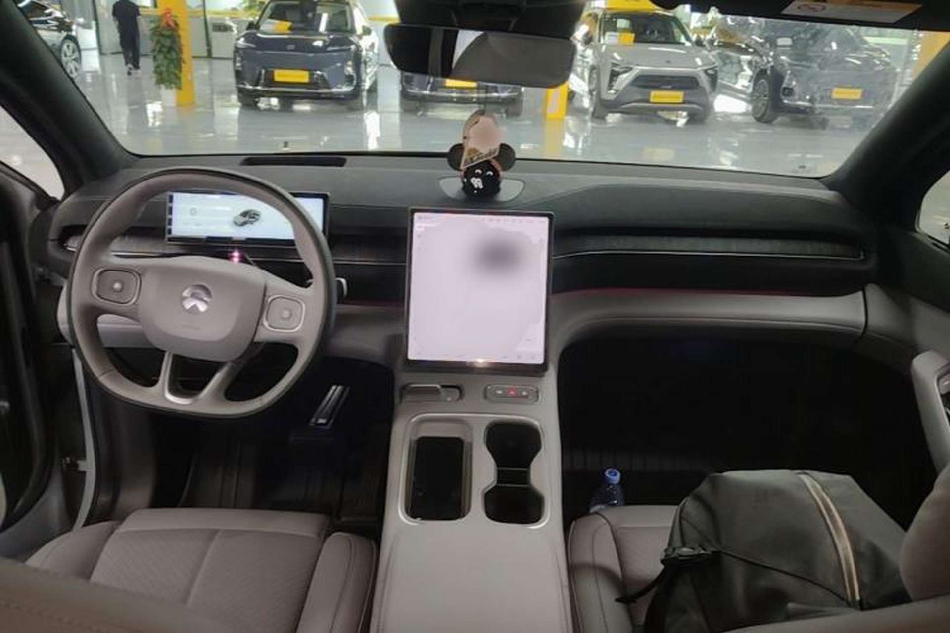 Used Nio EC6 2024 75 kWh Center Console