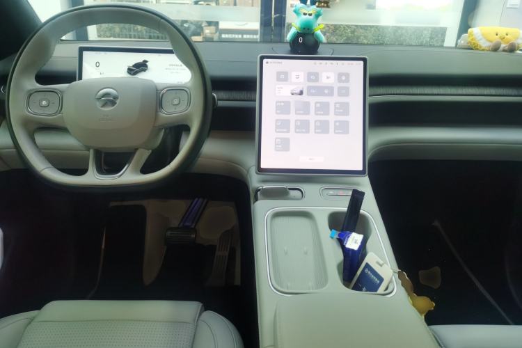 Used Nio EC6 2024 75 kWh Center Console