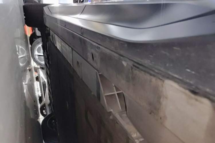 Used Nio EC6 2024 75 kWh Left Side Sill