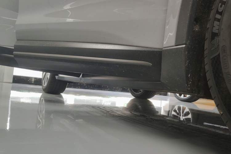 Used Nio EC6 2024 75 kWh Right Side Sill