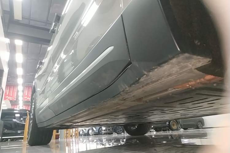 Used Nio EC6 2024 75 kWh Right Side Sill