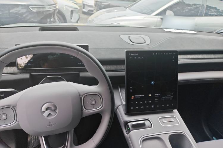 Used Nio EC6 2024 75 kWh Center Console